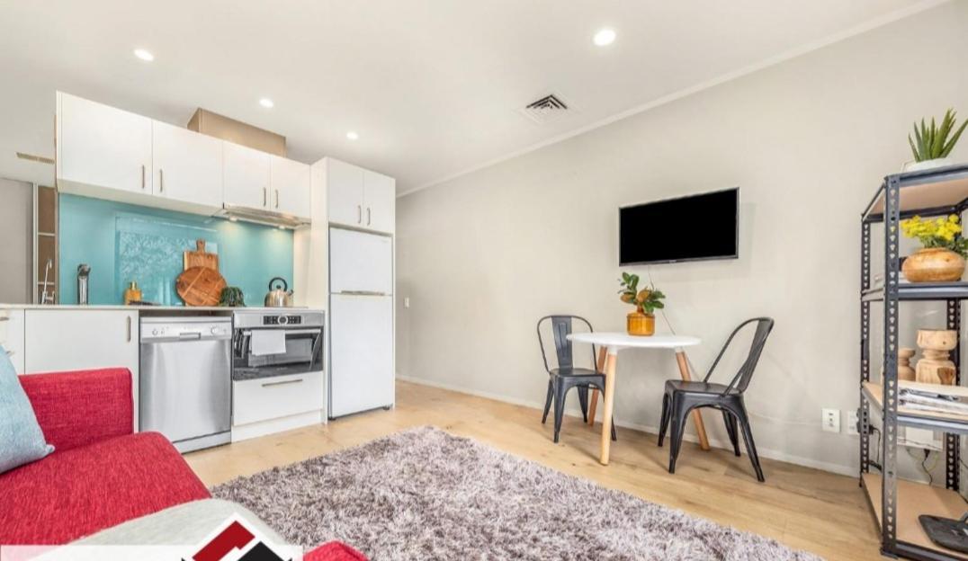Super Place In Superb Location! Free Parking! *