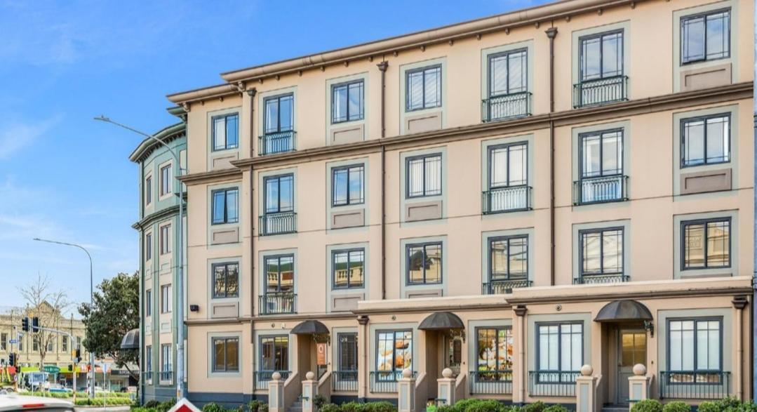 Super Place In Superb Location! Free Parking! *